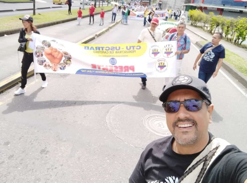Banderas sindicales en la marcha del Día del Trabajo 2023