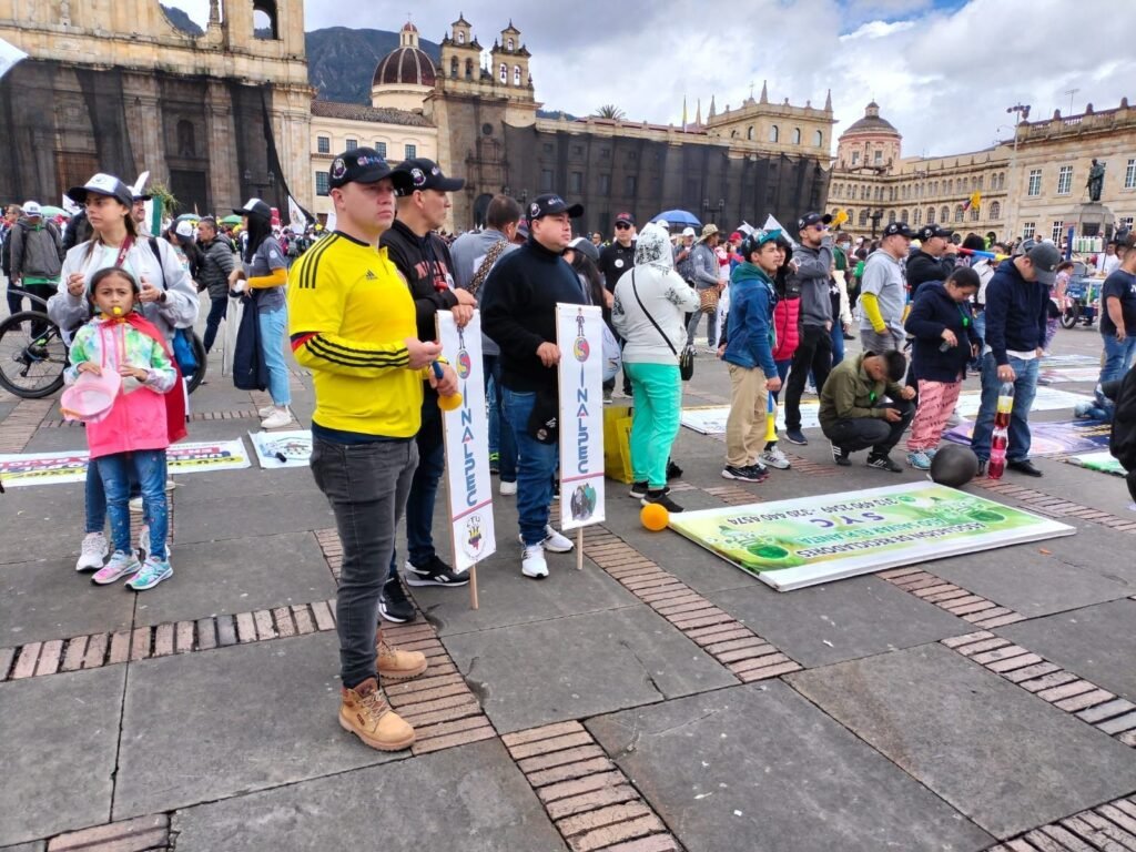Pancartas sindicales en la movilización del Día del Trabajo 2023